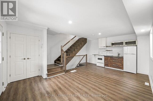 Building Photo - 253 Deschamps Ave