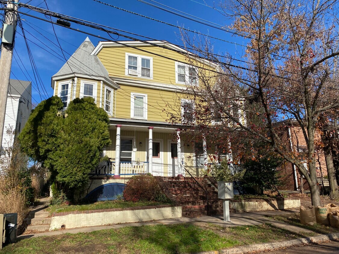 Front - 235 Montgomery St