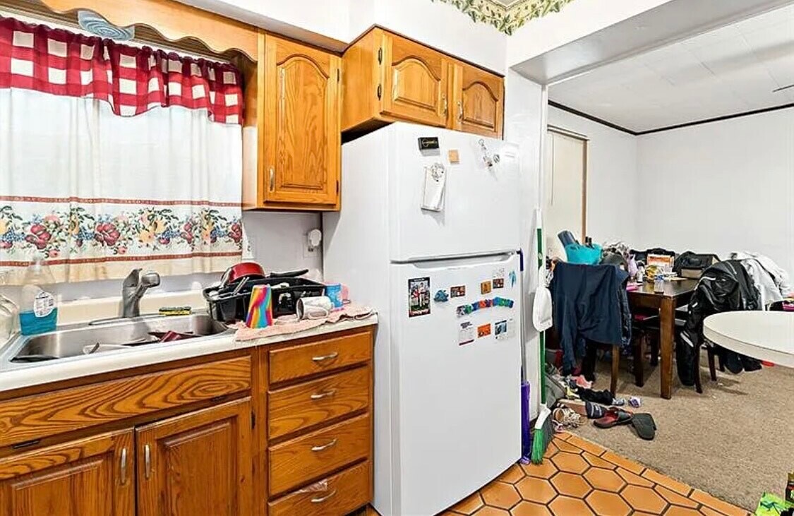 Primary Photo - 208 Woodkirk St