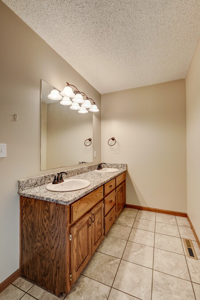 Foto del edificio - 325 Turf Ln