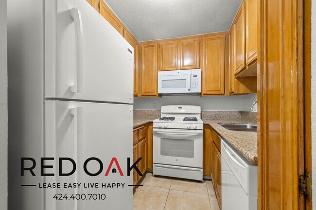 Building Photo - Stunning Two Bedroom with Loads of Sunligh...