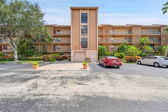 Building Photo - 7210 Lake Cir Dr