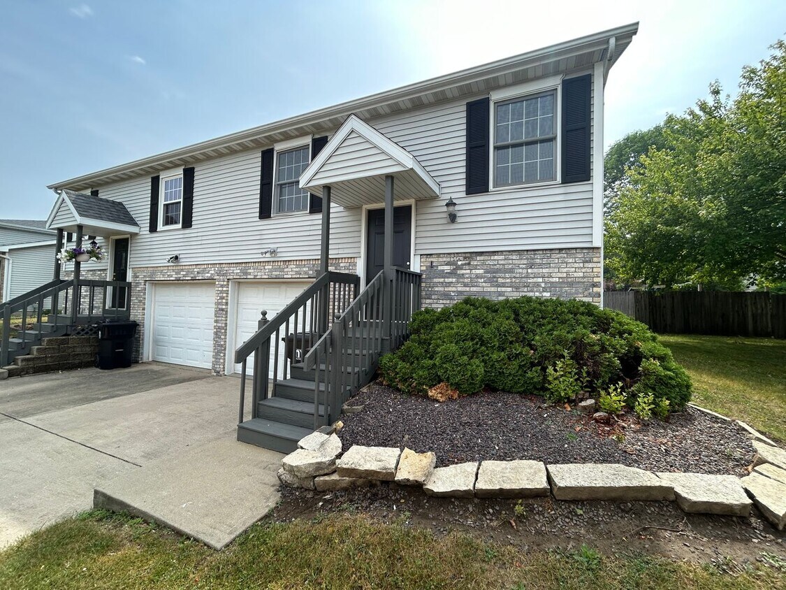 Primary Photo - Updated 3 Bedroom Duplex!