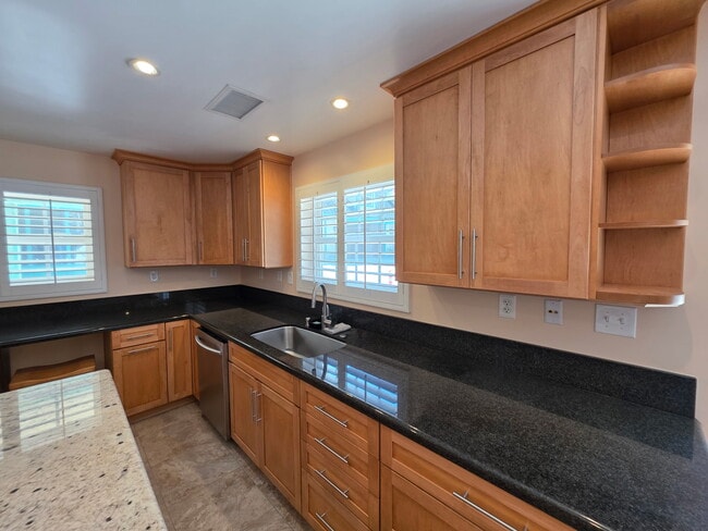 Foto del edificio - 6172 Sylvan Dr