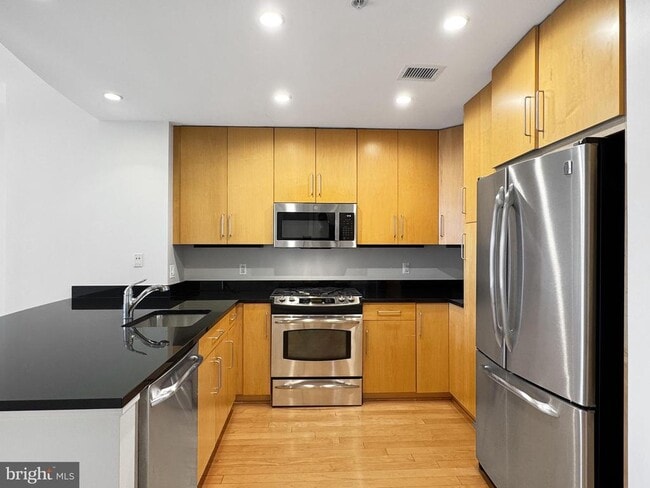 Building Photo - 8220 Crestwood Heights Dr