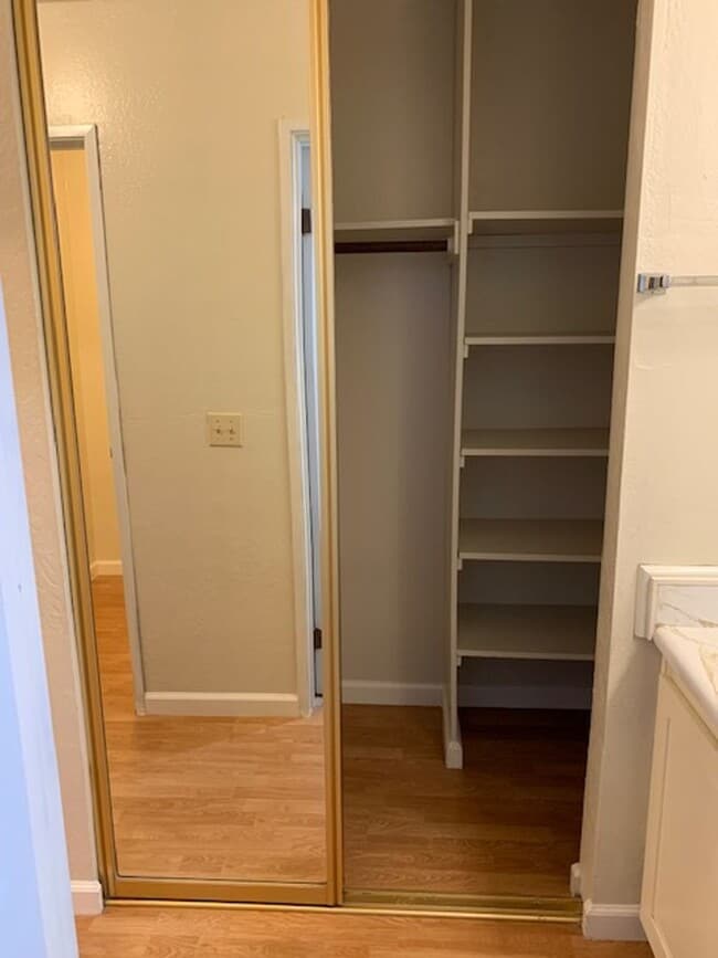 Foto del edificio - Great 1 Bedroom, 1 Bath second level Golden Oaks Condo in Monterey