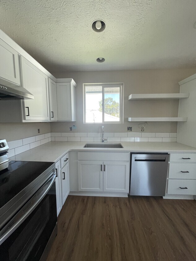 Kitchen - 2612 W Bridge Ave