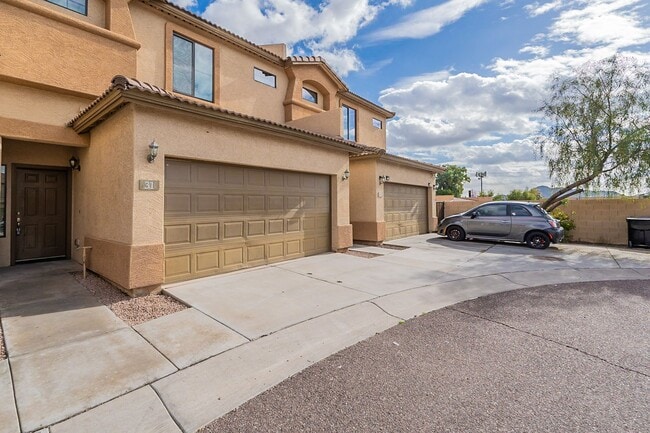 Building Photo - Large 3 bedroom 3 bathroom townhomes