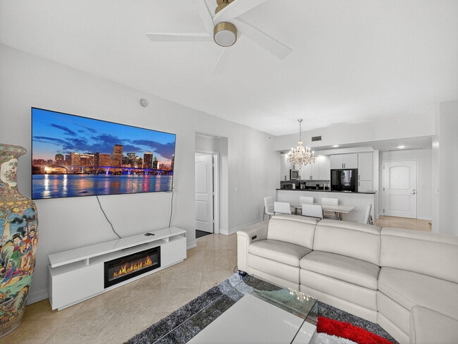 Building Photo - 701 S Olive Ave