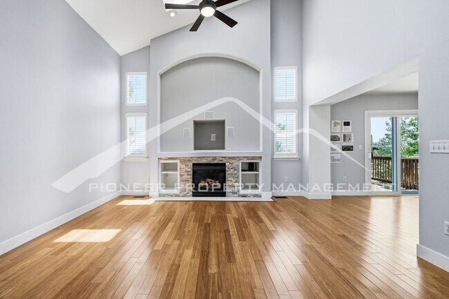 Foto del edificio - 333 Sanders Cir