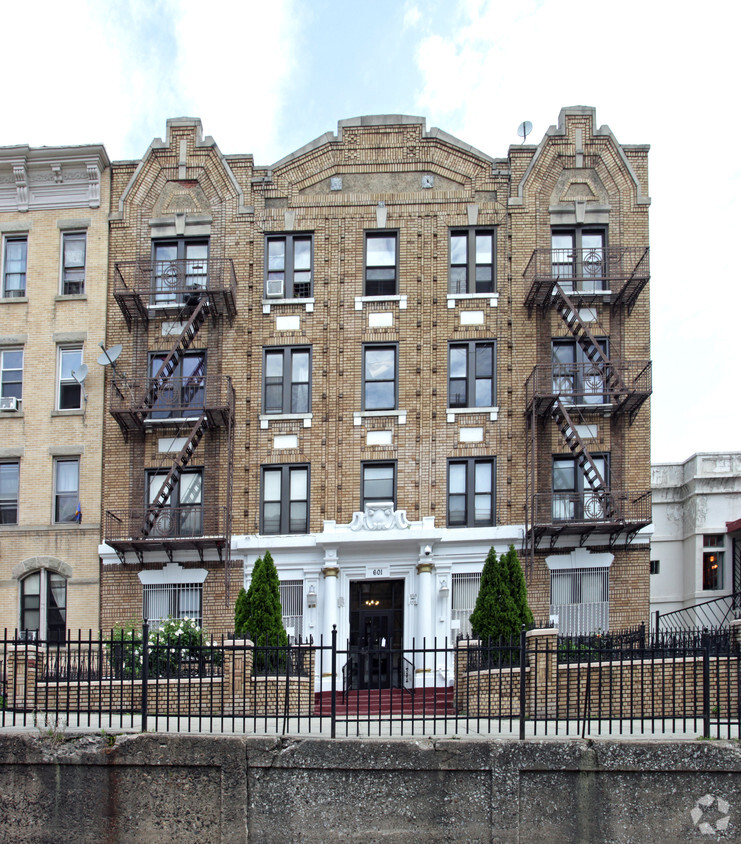 Building Photo - 601 Park Pl