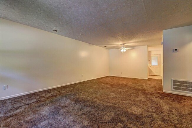Foto del edificio - 2492 Whitehead Pl Dr