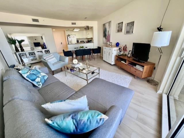 Foto del edificio - 19501 W Country Club Dr