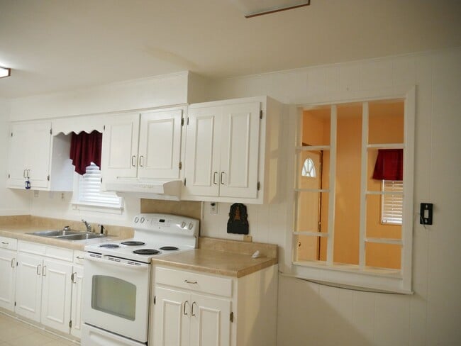 Building Photo - Home in Hahira in the country