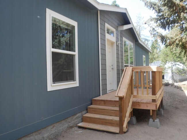 Building Photo - 60889 Granite Dr