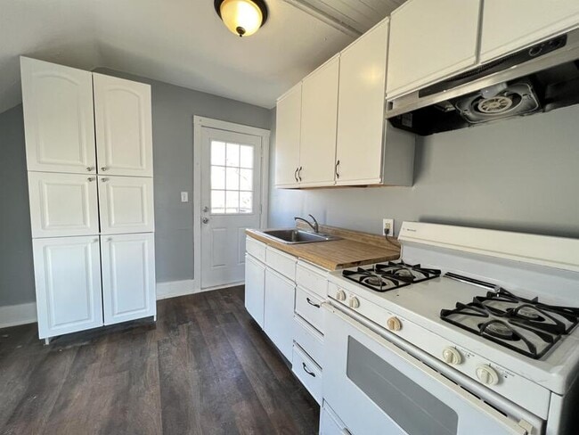 Building Photo - 310 8th Ave