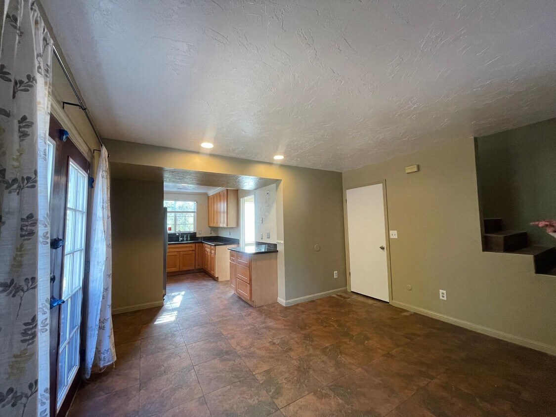Foto principal - SPACIOUS 3BD/1.5BA HOUSE READY FOR RENT!!!