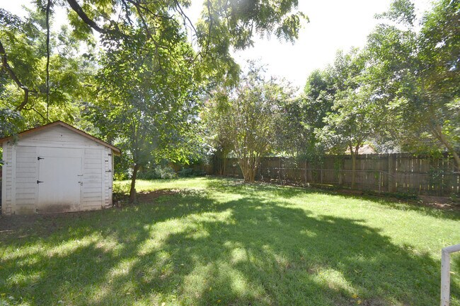 Building Photo - Plaza Midwood area - Commonwealth Ave 2 be...