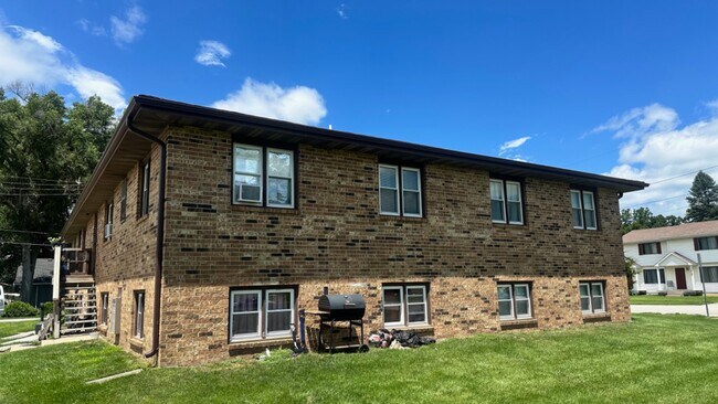 Building Photo - 317 E Wood St