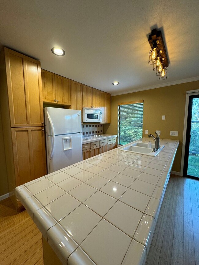Building Photo - Cutest cottage in the woods but easy commu...