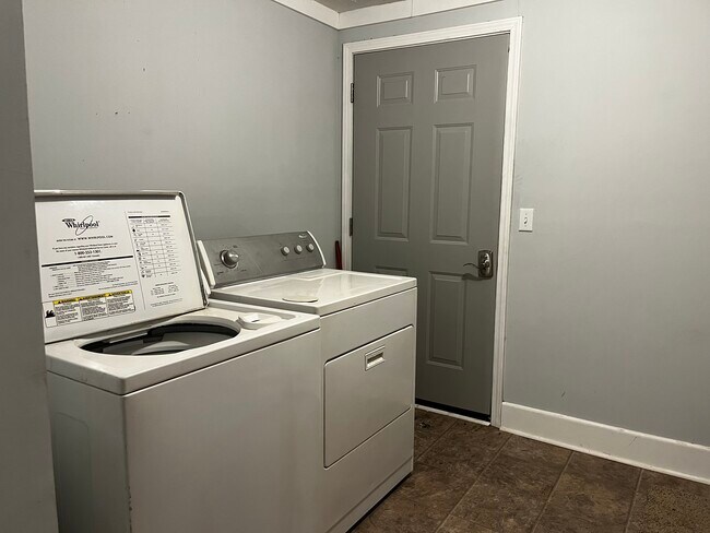 Laundry - 1171 Holt Ave