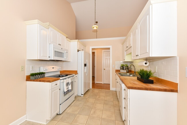 Building Photo - 7700 Foxdale Dr