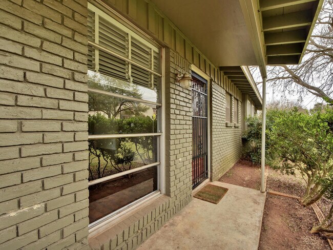 Foto del edificio - 2401 Western Trails Blvd