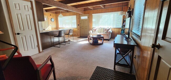 Foto del edificio - Unfurnished 4 Bed, 2 Bath with Garage.  Amazing Location on Dead-End Street with Forest Access!