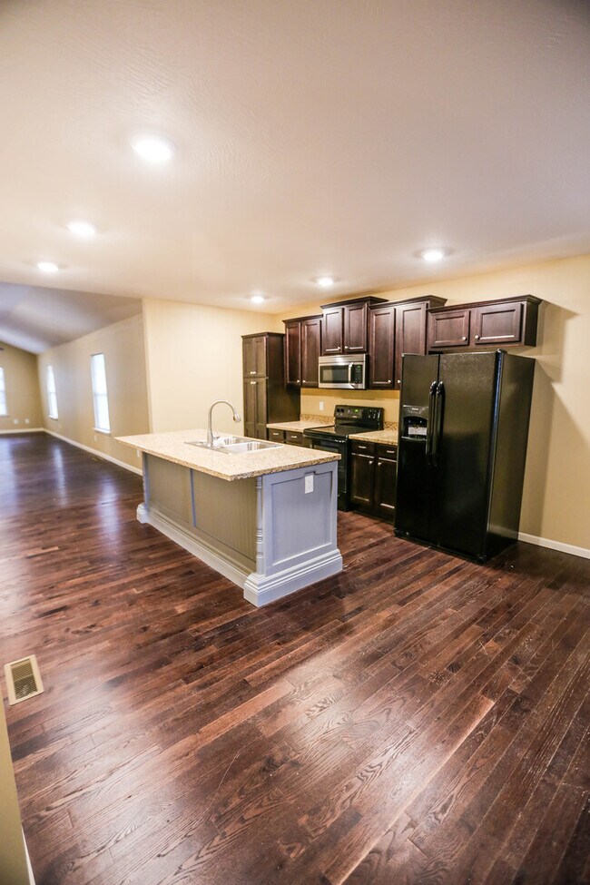 Foto del edificio - *--Walking Distance to MSU 4 bed 2.5 bath home and office with huge yard in the Phelps Grove Neig...