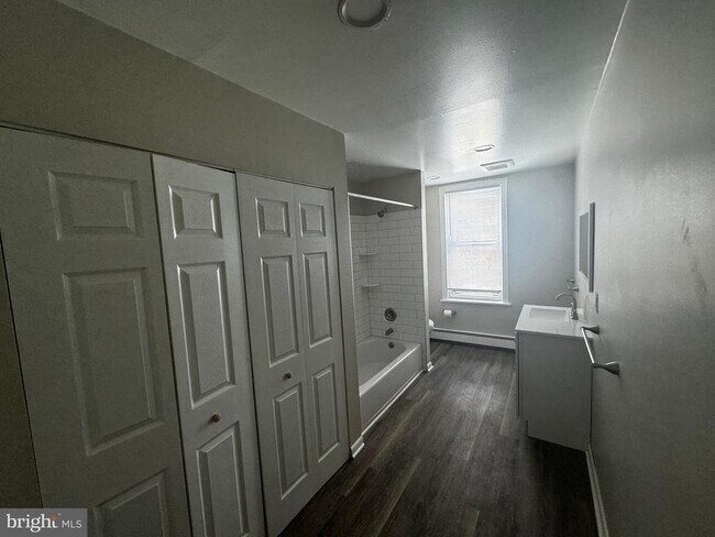 Building Photo - 4259 Ridge Ave