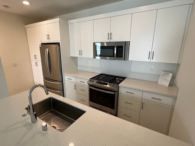 Building Photo - New 1 bedroom townhouse with loft/office s...