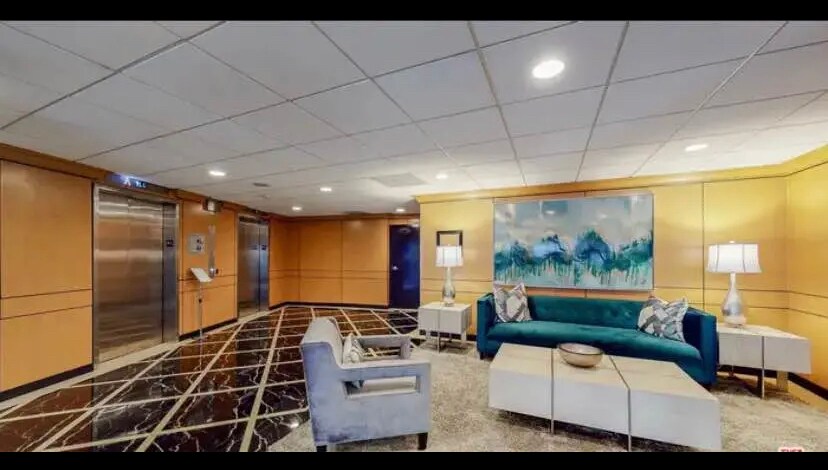 Foto del edificio - 100 S Doheny Dr