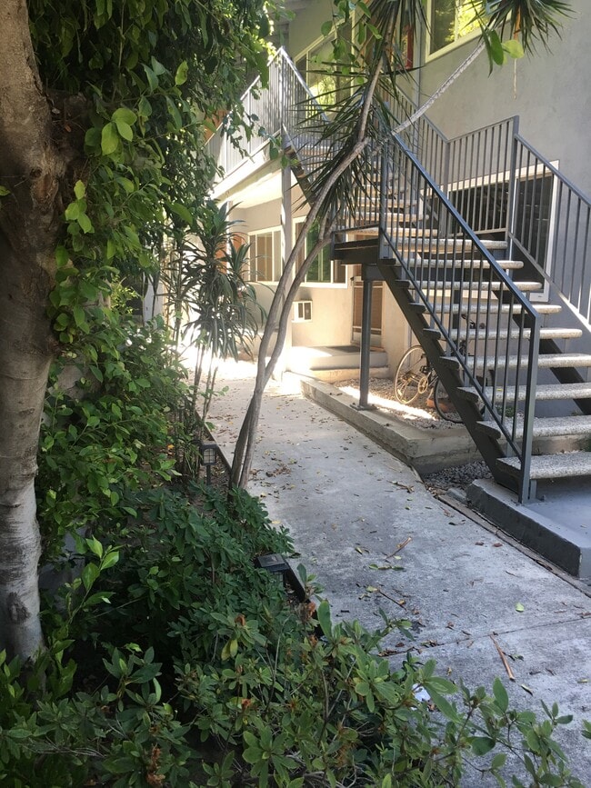 Photo - 426 S Barrington Ave (Los Angeles, CA) Apartments
