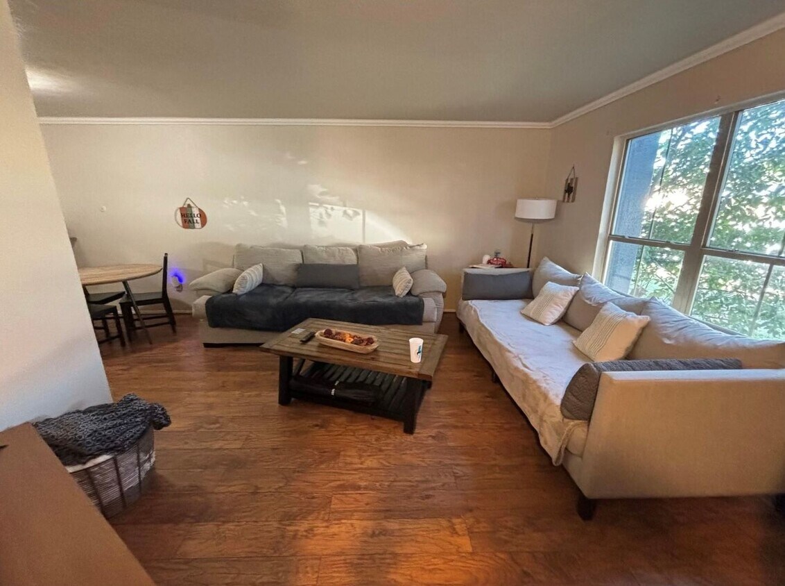 Foto principal - 4 Bed 3 Bath Townhouse - CLOSE TO UNT & TWU