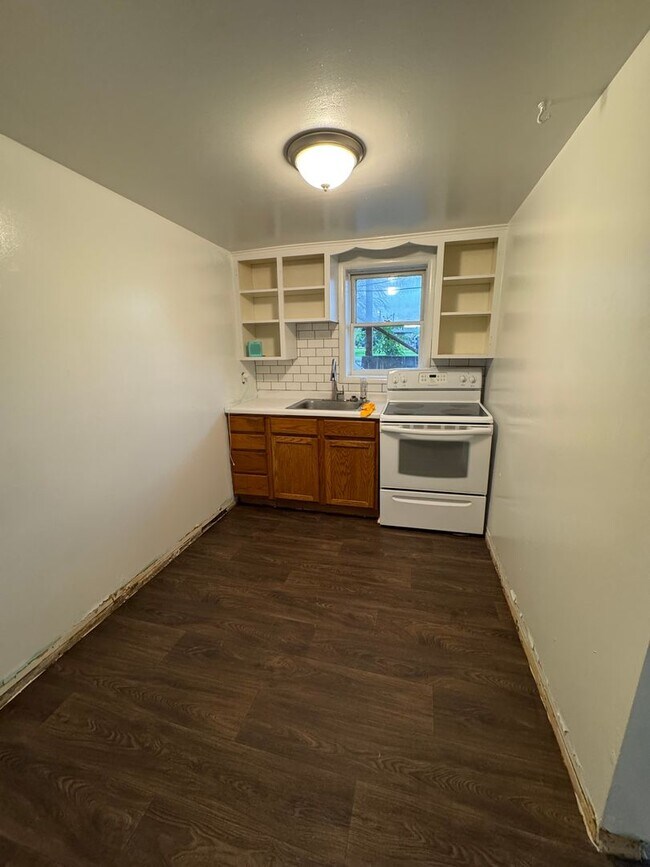 Building Photo - 1300 5th Ave N