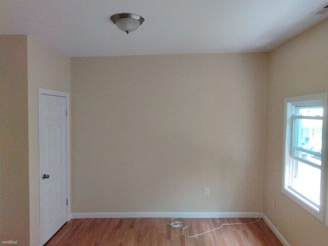 Building Photo - 3 br, 1 bath Townhome - 183 4th St 2nd Floor