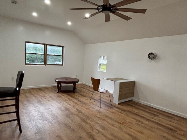 Foto del edificio - 725 Cole Rd