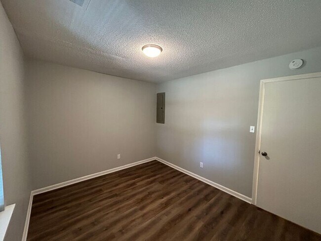 Building Photo - 908 Austin St SW