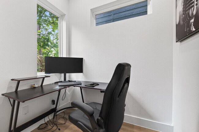 Habitación dedicada a la oficina en casa - 523 Schweikhardt St