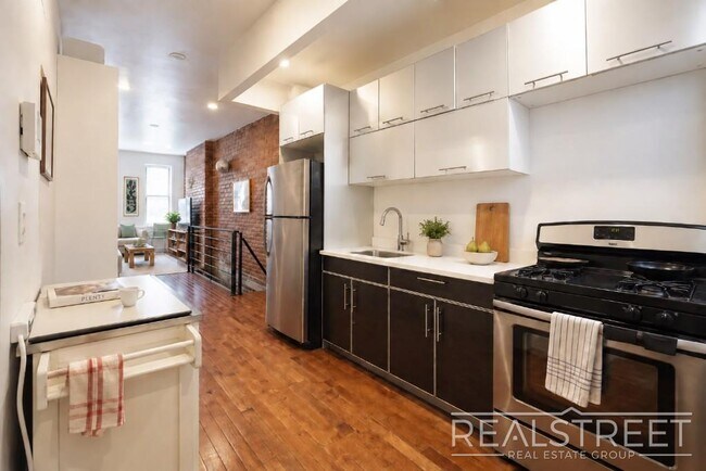 Foto del edificio - Crown Heights Backyard Duplex | 3 Bedrooms + Bonus Space | 2.5 Baths