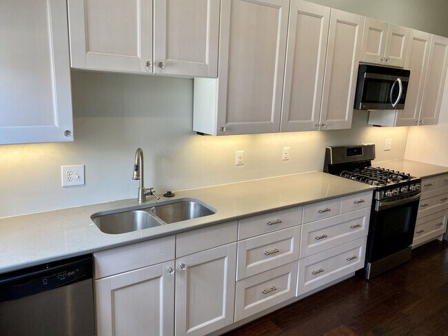 Building Photo - 4 Bedroom MODERN Townhome in Station North...