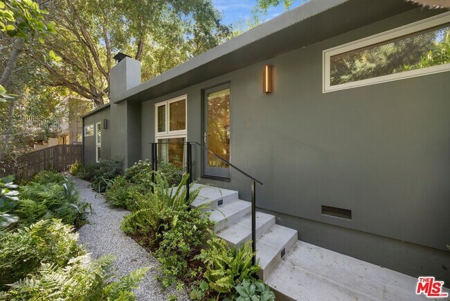 Foto del edificio - 8811 Wonderland Ave