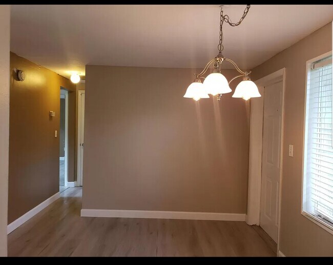 Comedor - 18717 Hamilton St