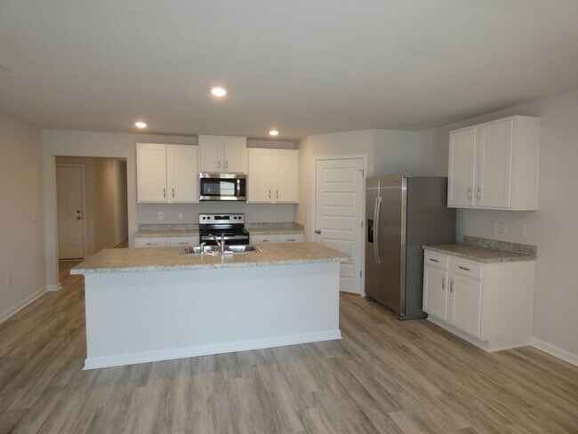 Building Photo - 4BR/2BA Home with Covered Patio in The Woo...