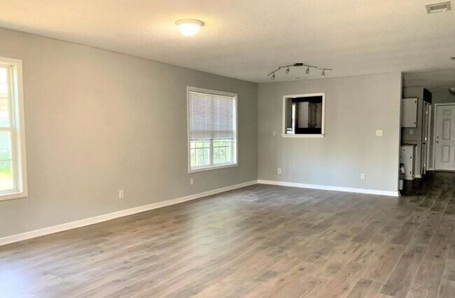 Foto del edificio - SCAD-Friendly 3BR Home – Walk to Bus Stop | Roommates Welcome!