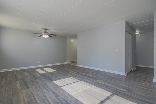 Building Photo - 6418 S St Lawrence Ave