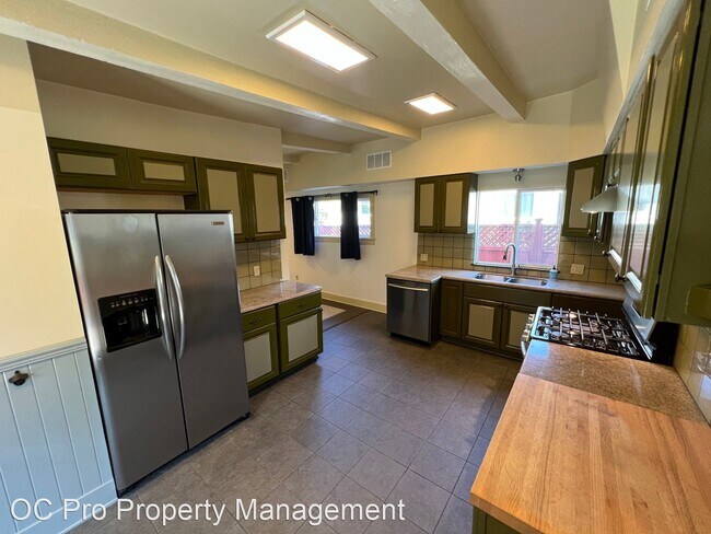 Building Photo - 2 br, 1 bath House - Adorable 2 Bed 1 Bath...
