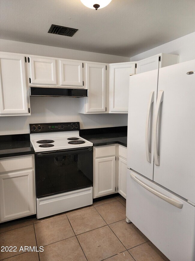 Building Photo - 2124 N College Ct
