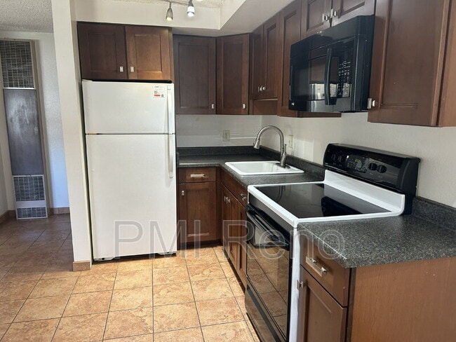 Building Photo - 370 La Rue Ave