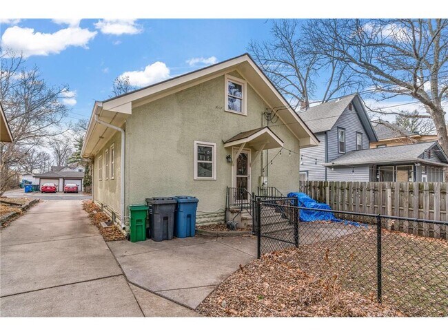 Building Photo - 2011 E Franklin Ave
